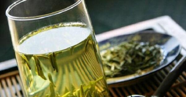 茶叶水，菜园灵药（探究茶叶水浇菜的功效和方法）